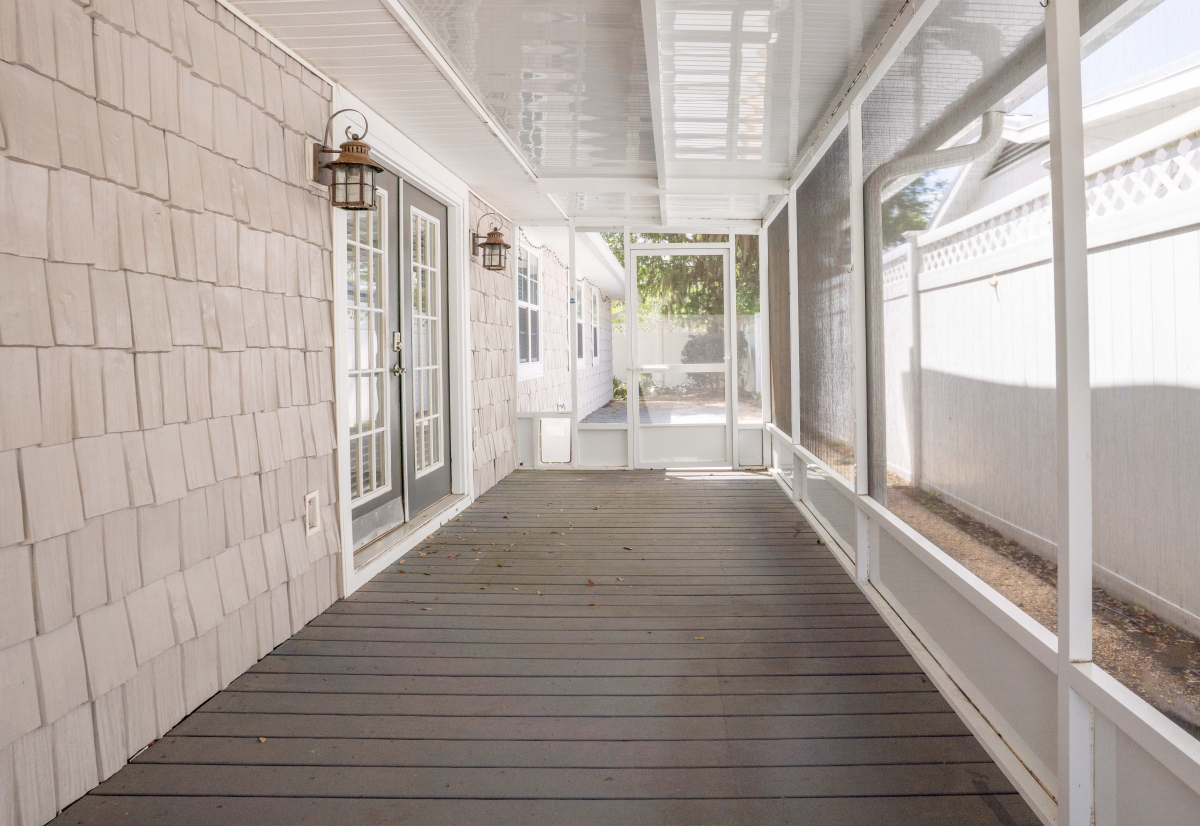 DSC03385 Screened-in porch and private fenced patio at 701 3rd Ave St Simons Island GA